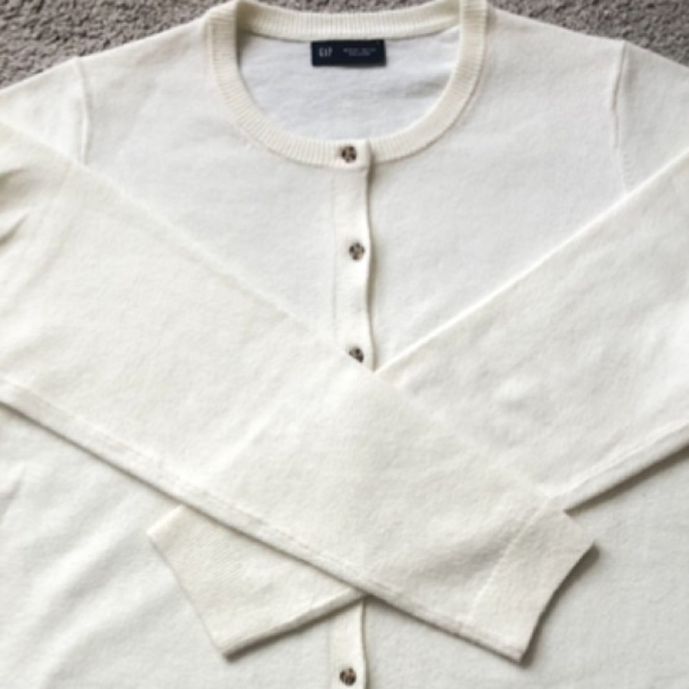 GAP Crewneck Cardigan. - Picture 2 of 2